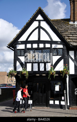 Fragen Sie, Restaurant im Fachwerk-Gebäude, High Street, Crawley, Crawley Borough, West Sussex, England, Vereinigtes Königreich Stockfoto