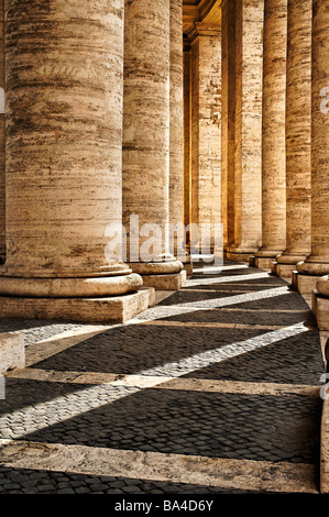 Berninis Kolonnaden in Piazza San Pietro-Rom Stockfoto