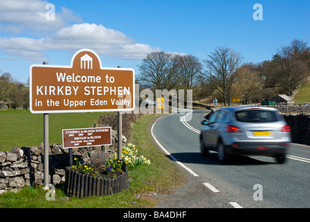 Schild mit Begrüßung der Fahrer auf der A685 nach Kirkby Stephen, Cumbria, England Stockfoto