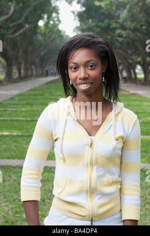 Junge Frau im Park, Lächeln, Porträt Stockfoto