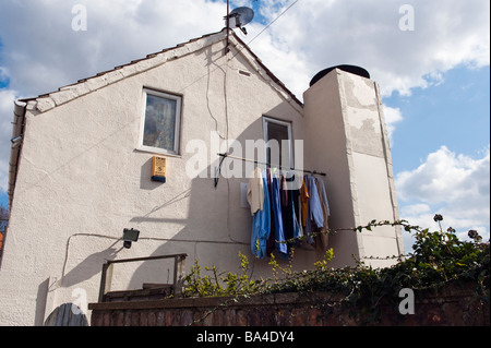Wäsche zum Trocknen auf ein Haus Seitengitter hängen Stockfoto
