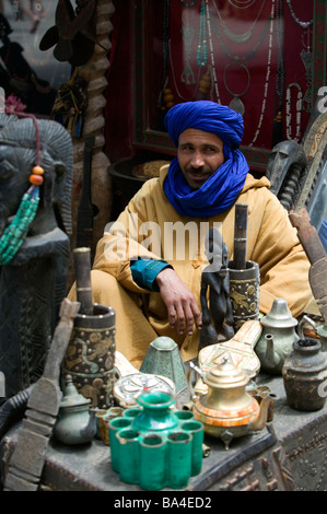 Marokkanischen Berber Mann, Verkauf von waren in die Souks von Essaouira, Marokko Stockfoto