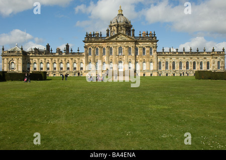 Süden Vorderansicht des Castle Howard und Rasenflächen, North Yorkshire, UK Stockfoto