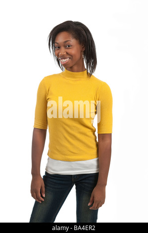 Junge Frau von African American Ethnizität stehen lächelnd Studioportrait Schuss Stockfoto