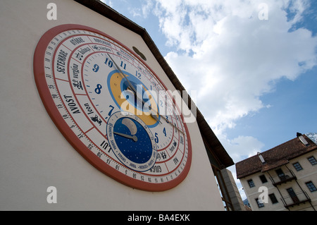 eine Uhr auf dem Platz in Pesariis, die kleine Stadt, die berühmt für die Uhrmacher des 18. Jahrhunderts bilden Stockfoto