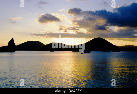 Cruise und Tauchen Boote verankert von Bartolome Insel. Galapagos-Inseln. Ecuador. Sonnenuntergang über die Bucht von Bartolome. Stockfoto