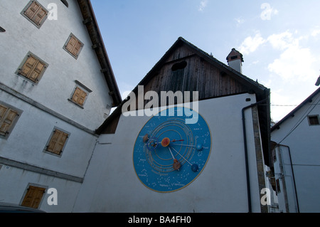 eine Uhr auf dem Platz in Pesariis, die kleine Stadt, die berühmt für die Uhrmacher des 18. Jahrhunderts bilden Stockfoto