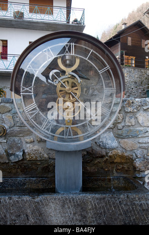 eine Uhr auf dem Platz in Pesariis, die kleine Stadt, die berühmt für die Uhrmacher des 18. Jahrhunderts bilden Stockfoto