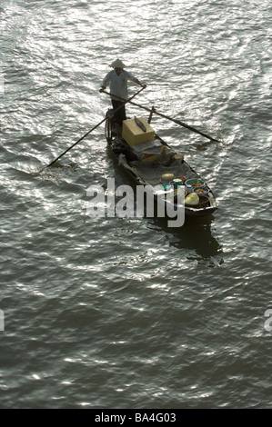 Vietnam Mekongdelta Cai Position Fluss-Markt Mann Boot Asien Südostasien Fluss Mekong Markt Handel Einzelhandel Händler Wirtschaft Stockfoto