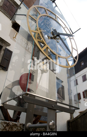 eine Uhr auf dem Platz in Pesariis, die kleine Stadt, die berühmt für die Uhrmacher des 18. Jahrhunderts bilden Stockfoto