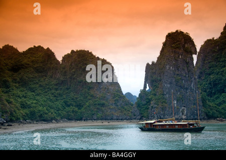 Malerische Ausblicke auf Kalkstein Karst und Ausflugsboote in Ha Long Bay Vietnam Stockfoto