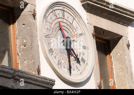 eine Uhr auf dem Platz in Pesariis, die kleine Stadt, die berühmt für die Uhrmacher des 18. Jahrhunderts bilden Stockfoto