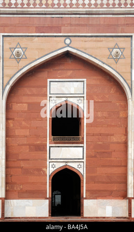 Eingang zum Grab des Mughal Kaisers Humayun. Dieses Grabmal aus rotem Sandstein und weißem Marmor zwischen 1565 und 1572 gebaut Stockfoto