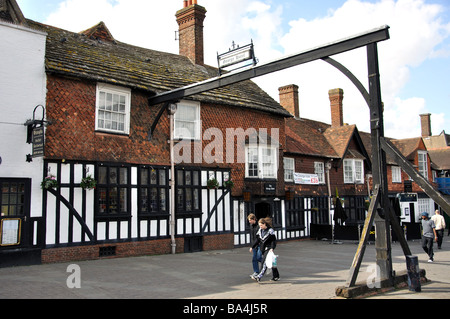 Das 17. Jahrhundert George Hotel, High Street, Crawley, West Sussex, England, Vereinigtes Königreich Stockfoto