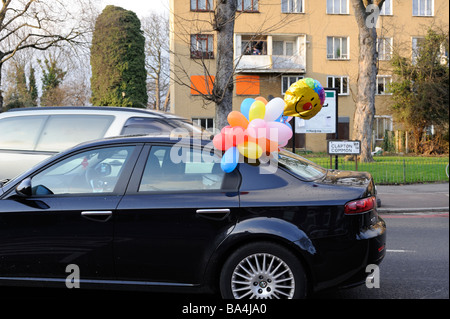 Auto dekoriert mit Luftballons während der orthodoxen jüdischen Feierlichkeiten Purim in Stanford Hill, London Stockfoto