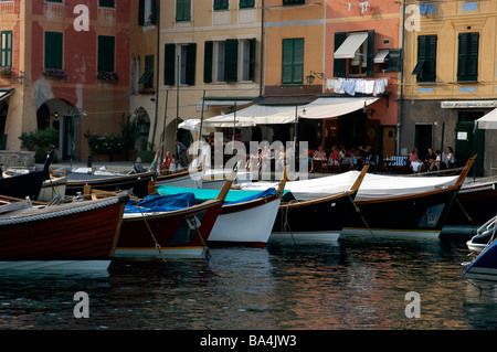 Das malerische malerischen und bunten Dorf Portofino an der italienischen Riviera, Amalfiküste, Italien mit Boote vertäut Stockfoto