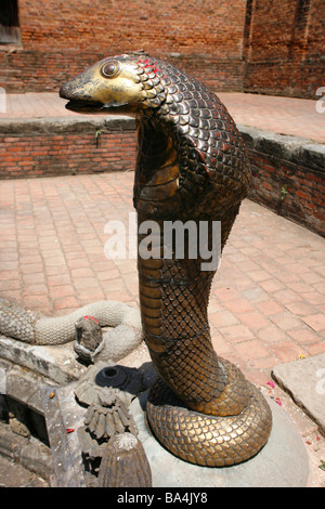 Bronze Cobra in Tempel in Bhaktapur in Nepal Stockfoto