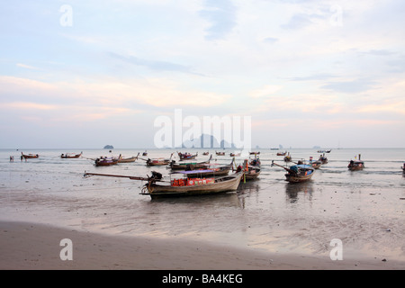 Boote am Ao Nang Beach Krabi thailand Stockfoto