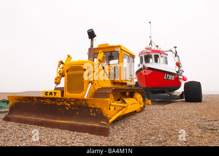 Cat Planierraupe Raupe verfolgt Traktor hochziehen ein Fischerboot am Strand von Aldeburgh, Suffolk, Uk Stockfoto