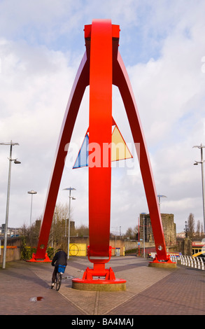 Die Welle-Skulptur des Künstlers Peter Fink am Ufer des Fluss Usk Newport South Wales UK Mannes Reiten vorbei auf Fahrrad Stockfoto