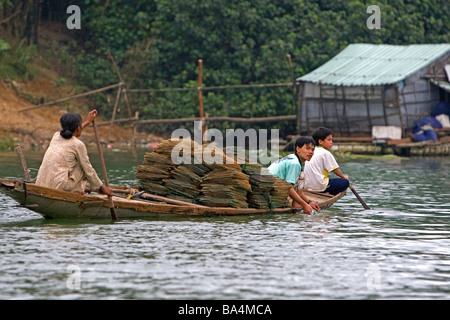 Vietnamesen transportieren Fischernetze mit dem Boot auf dem Parfüm-Fluss in Hue, Vietnam Stockfoto
