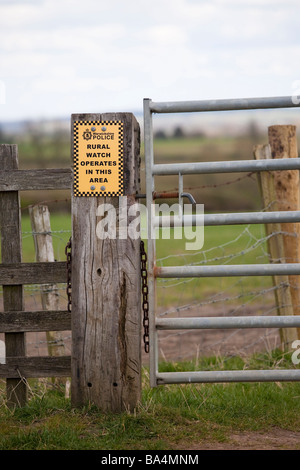 "Ländliche Uhr arbeitet in diesem Bereich" Zeichen auf einem Bauernhof Säule in England UK Stockfoto