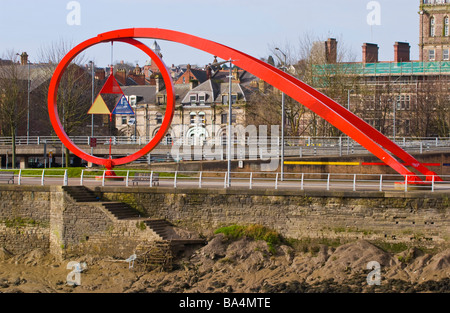 Die Welle-Skulptur des Künstlers Peter Fink am Ufer des Flusses Usk Newport South Wales UK Stockfoto