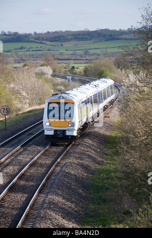 Die Chiltern Main Line Railway südlich von Leamington Spa Blick nach Süden mit einem Chiltern Züge Turbostar Klasse 168 Clubman-Zug Stockfoto