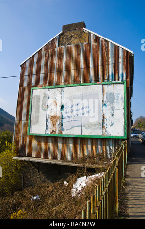 Schäbig Allam Werbung Billboard auf Stirnwand des Haus im Dorf von sechs Glocken oder Gwent in South Wales Valleys Großbritannien Stockfoto