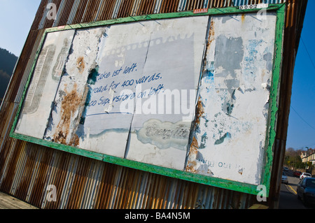 Verfallenes Allam Werbung Anschlagtafel auf Ende Wand von Haus im Dorf von sechs Glocken Blaenau Gwent in der South Wales Täler UK Stockfoto