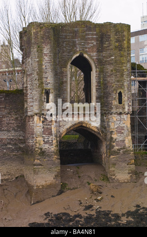 Burg aus dem 14. Jahrhundert mit Watergate auf Fluss Usk Newport South Wales UK Stockfoto