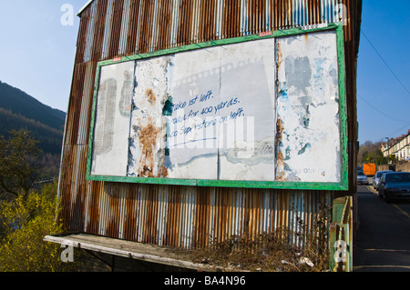 Schäbig Allam Werbung Billboard auf Stirnwand des Haus im Dorf von sechs Glocken oder Gwent in South Wales Valleys Großbritannien Stockfoto