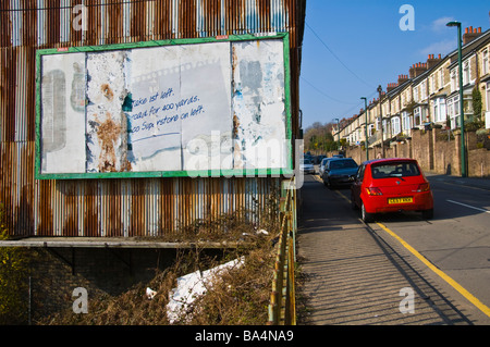 Schäbig Werbung Billboard auf Stirnwand des Haus im Dorf von sechs Glocken oder Gwent in South Wales Valleys Großbritannien Stockfoto