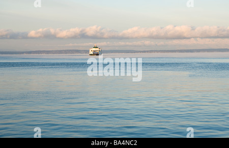 Ein Washington State Ferry am Puget Sound in den frühen Morgenstunden zwischen Bainbridge Island und Seattle Washington USA Stockfoto