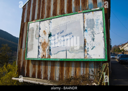 Schäbig Allam Werbung Billboard auf Stirnwand des Haus im Dorf von sechs Glocken oder Gwent in South Wales Valleys Großbritannien Stockfoto