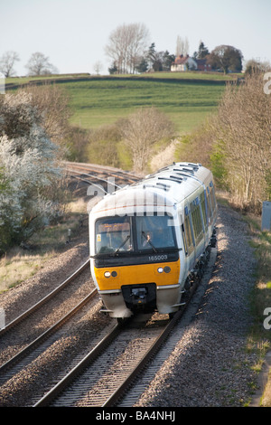 Die Chiltern Main Line Railway südlich von Leamington Spa, Blick nach Norden mit einem Chiltern Züge Turbostar Klasse 165-Zug. Stockfoto