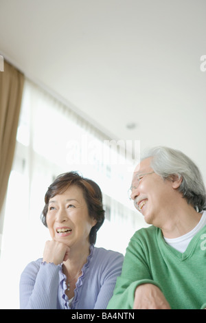 Hochrangige asiatische paar lächelnd zusammen Stockfoto