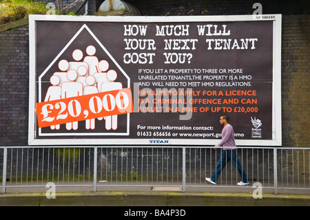 Titan-Werbung-Plakatwand für Vermieter mit Häusern des mehrfach belegten auf Horten in Newport South Wales UK Stockfoto