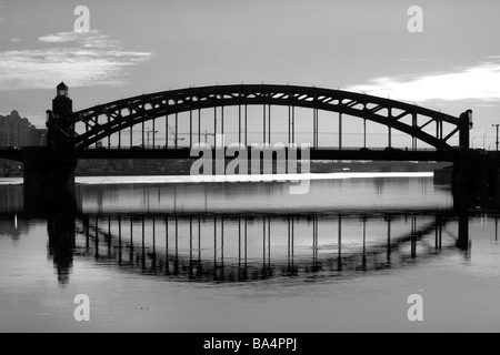 Bolscheochtinsky Brücke über den Fluss Newa St.Petersburg Russland Stockfoto