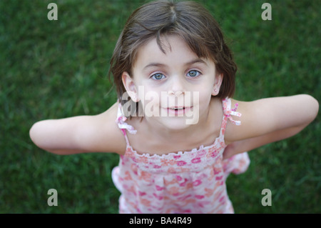 5 Jahre alte Mädchen nachschlagen Stockfoto