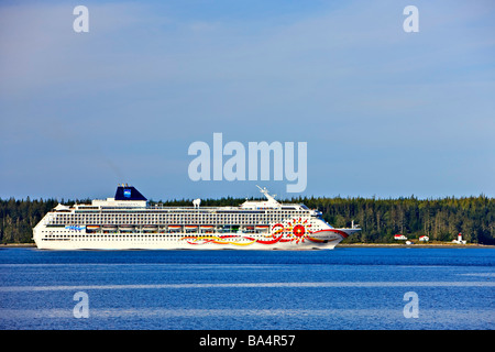 Kreuzfahrtschiff in der Nähe von Pultenay Point Lighthouse Inside Passage Malcolm Insel British Columbia Kanada Stockfoto