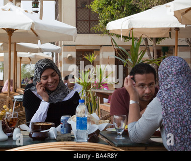 Gönnern an der Lakeside Café, al-Azhar-Park, Kairo, Ägypten Stockfoto