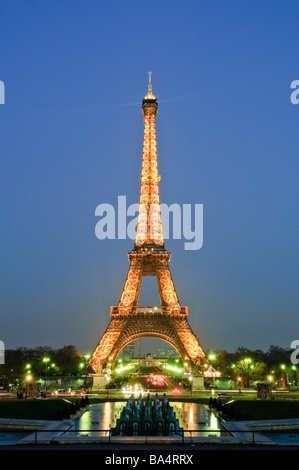 PARIS, Frankreich – der Eiffelturm steht in der französischen Hauptstadt Paris in der Abenddämmerung. Die ikonische Eisengitterstruktur wird beleuchtet, und die Lichter beginnen zu funkeln, wenn der Tag über der Stadt des Lichts in die Nacht übergeht. Stockfoto