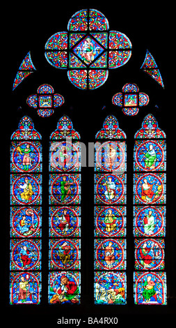 PARIS, Frankreich – Ein Buntglasfenster in der Kathedrale Notre Dame, auf der Île de la Cité. Die komplizierten Designs und lebhaften Farben des Buntglases sind ein Kennzeichen der französischen gotischen Architektur der Kathedrale. Diese Fenster zeigen biblische Szenen und Heilige und tragen zur spirituellen und ästhetischen Atmosphäre der historischen Kirche bei. Stockfoto