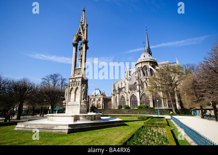 PARIS, Frankreich – die majestätische Kathedrale Notre-Dame steht stolz auf der Île de la Cité mit ihrem gotischen Turm und ihren Zwillingstürmen, die über der seine ragen. Das ikonische mittelalterliche Gebäude mit seiner komplizierten Fassade und den fliegenden Stützen dominiert die Pariser Skyline vor dem verheerenden Brand von 2019. Stockfoto