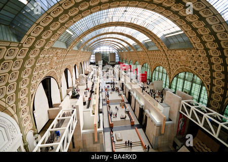 Musée d’Orsay Haupthalle Inneres ehemaliger Bahnhof Gare d’Orsay Paris France // PARIS, Frankreich — die Haupthalle des Musée d’Orsay mit seinem charakteristischen Gewölbedach und der kunstvollen Decke war früher die zentrale Halle des Gare d’Orsay, einem Bahnhof der Beaux-Arts. Das Gebäude wurde 1986 in ein Kunstmuseum umgewandelt, das der französischen Kunst gewidmet war, die zwischen 1848 und 1915 entstanden war. Die umfangreiche Sammlung umfasst Meisterwerke berühmter Maler wie Pierre-Auguste Renoir, Paul Cézanne, Claude Monet und Edgar Degas. Das Musée d'Orsa befindet sich am linken seine-Ufer in Paris Stockfoto
