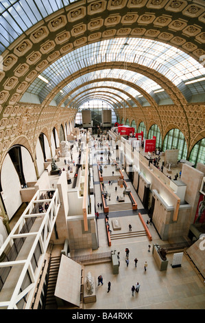 PARIS, Frankreich - Main Hall des Musée d'Orsay, früher ein Bahnhof (Gare d'Orsay) und jetzt eine Kunstgalerie der französischen Kunst von 1848 bis 1915 Zeitraum gewidmet. Verfügt über Erweiterung Sammlung von Meisterwerken von Malern wie Renoir, Cézanne, Monet und Degas. Stockfoto