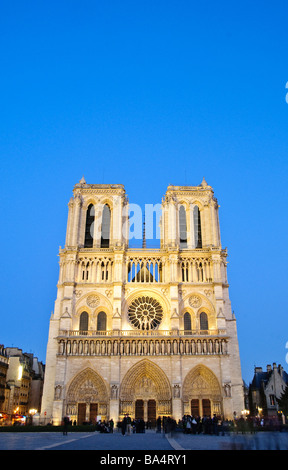 Kathedrale Notre-Dame gotische Westfassade beleuchtet in der Nacht vor 2019 Feuer Paris Frankreich // PARIS, Frankreich — die beleuchtete gotische Westfassade der Kathedrale Notre-Dame mit ihren Zwillingstürmen und komplizierten Details ist ein markantes Wahrzeichen. Diese mittelalterliche römisch-katholische Kathedrale befindet sich an der Île de la Cité im Herzen von Paris. Sie wurde hauptsächlich zwischen 1163 und 1345 erbaut und ist ein typisches Beispiel französischer gotischer Architektur mit einem großen Rosenfenster und skulpturalen Portalen. Dieser Blick fängt die Kathedrale vor dem verheerenden Brand vom 15. April 2019 ein, der eine bedeutende Dahinage verursachte Stockfoto