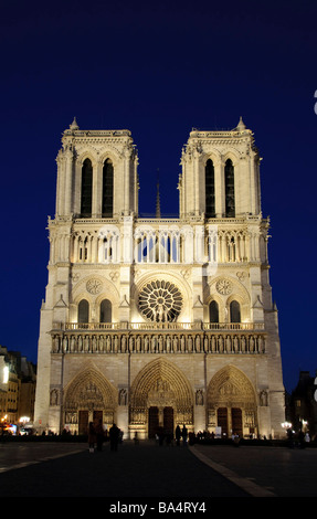 Fassade der Kathedrale Notre-Dame Twin Towers vor 2019 Brand Paris France / PARIS, France — die beleuchtete Westfassade und die ikonischen Twin Towers der Notre-Dame de Paris sind bei Dämmerung auf der Île de la Cité zu sehen. Dieses Meisterwerk französischer gotischer Architektur, das größtenteils zwischen 1163 und 1345 erbaut wurde, weist komplizierte Details auf, darunter drei große Portale und das zentrale Rosenfenster. Es liegt an der östlichen Hälfte der Île de la Cité in der seine und ist eines der berühmtesten Wahrzeichen in Paris. Die Kathedrale erlitt erhebliche Schäden, einschließlich des Verlustes von Turm und Dach während einer Dur Stockfoto