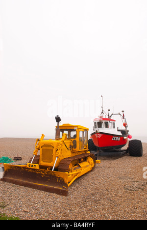 Cat Planierraupe Raupe verfolgt Traktor hochziehen ein Fischerboot am Strand von Aldeburgh, Suffolk, Uk Stockfoto